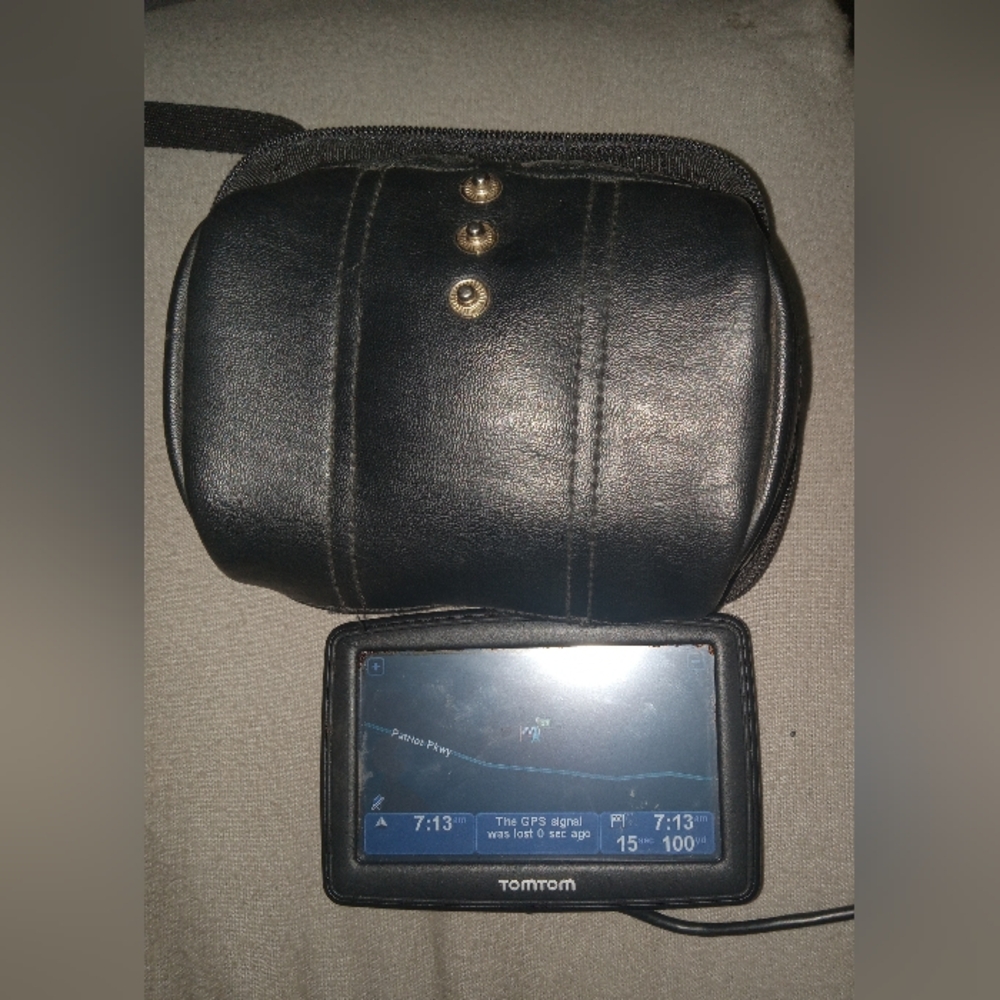 TomTom GPS XL 4ET03 W/ USB Cable + Carrying Case Bundle